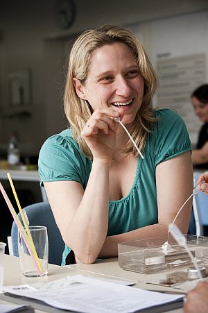 Frau Manuela Chergui aus dem Kindergarten St. Hedwig Karlsruhe-Waldstadt ist die 100. Erzieherin, die im Fortbildungszentrum für Technik und Umwelt des KIT für das „Haus der kleinen Forscher“ ausgebildet wurde. (Foto: KIT)