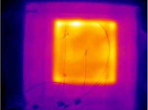 Temperaturbild der Aushärtung einer Glasfaser-Teststruktur mit mikrowellenaktiven  Harzsystemen in der HEPHAISTOS-Anlage des KIT. (Bild: KIT)
