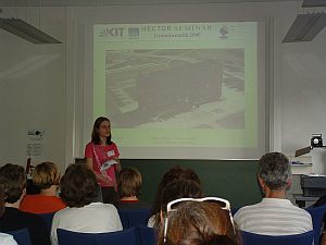 Schülerinnen und Schüler des Hector-Seminars stellen am KIT Ergebnisse ihrer wissenschaftlichen Projekte vor. (Foto: Hector-Seminar)