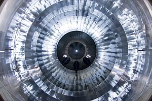 Eine moderne Wunderkammer der Wissenschaft: Das Innere des Karlsruher Tritium Neutrino Experiments KATRIN im KIT. (Foto: KIT)