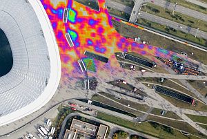 Luftbildaufnahme des Eingangsbereichs der Münchner Allianz-Arena mit dem  DLR-Kamerasystem – die Personendichte ist farbig dargestellt. (Foto: KIT/DLR)