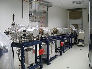 Ein Geschenk aus England: Das Strahlrohr CD12 des Daresbury Laboratory wurde an der Synchrotronstrahlungsquelle ANKA im KIT neu aufgebaut. (Foto: KIT)