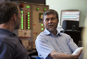 Prof. Thomas Müller, KIT-Experte vom Centrum für Elementar- und Astroteilchen- physik, im Gespräch. (Foto:KIT) 