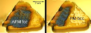 Eiseninsel vor und nach dem Schalten durch ein elektrisches Feld: Links dominiert  der antiferromagnetische Bereich (blau), rechts, nach dem Feldpuls,  der – gelbe – ferromagnetische Bereich (Foto: Physikalisches Institut).