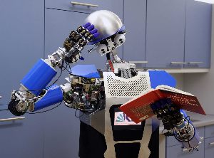 Der humanoide Roboter ARMAR III könnte künftig im Haushalt eingesetzt werden (Foto: KIT)