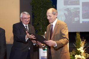 Professor Detlef Löhe, Vizepräsident für Forschung und Information des KIT,  überreicht den Julius Wess-Preis 2010 an Professor Valery Rubakov von der  Russischen Akademie der Wissenschaften (Foto: KIT)