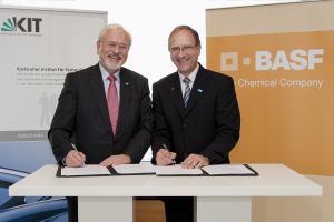 Gemeinsame Forschung für neue Batteriematerialien: Professor Eberhard  Umbach (li.) und Dr. Andreas Kreimeyer unterzeichneten heute den Gründungsvertrag für BELLA. (Foto: BASF)