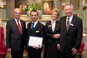 Preisträger Professor Jürg Leuthold (2.v.li.) mit Josefine und Dr. Hans-Werner Hector  (re.) sowie dem baden-württembergischen Wissenschaftsminister Professor Peter Fran- kenberg. (Foto: Marco Schilling)