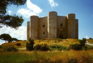 Das Castel del Monte in Apulien dient KASTEL als Inspiration. Seine Architektur  wehrt Angriffe von außen und von innen ab. Neben schützenden Mauern war der  innere Aufbau so gewählt, dass der Zugang zum Kaiser nur über den bewachten  Innenhof möglich war