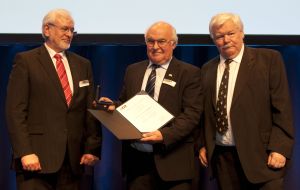  Neuer Ehrensenator: Dr. E.h. Martin Herrenknecht erhielt die Auszeichnung von den KIT-Präsidenten (v.l.n.r.: Eberhard Umbach, Martin Herrenknecht, Horst Hippler) (Foto: Markus Breig, KIT) 