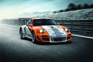 Reinrassiges Rennfahrzeug mit zwei Antriebseinheiten: der Porsche GT3 R Hybrid.   (Foto: Dr.-Ing. h. c. F. Porsche AG)