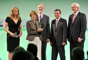 Im Berliner „Adlon“ bei der Awardverleihung (v.l.n.r.): Moderatorin Barbara Schöneberger,  Dres. Andrea Stahl und Volker List, Laudator Dr. Joachim Breuer (DGUV) und  KIT-Präsident Professor Eberhard Umbach (Foto: Felix Burda Stiftung)