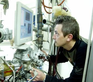 Combustion analysis in single-cylinder engine by means of fiber-optical endoscopy. (Photo: Andrea Fabry)