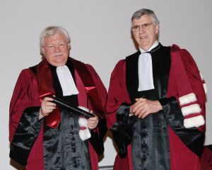 Verleihung der Ehrendoktorwürde (v.l.):der Würdenträger Prof.Horst Hippler  und Prof. Jean-Paul Hautier, Generaldirektor  École nationale supérieure  d’arts et métiers. (Foto: Arts et Métiers ParisTech – Communications Office)