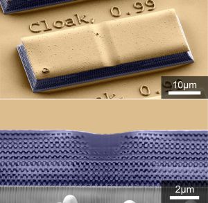 Elektronenmikroskopische Aufnahme einer Tarnkappenstruktur. Das Polymer-Luft- Metamaterial (die "Holzscheite") ist blau eingefärbt, die mit Gold beschichteten  Bereiche sind gelb. (Foto: CFN)