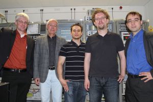 Das Team um Professor Leuthold (re.):  René Schmogrow, David Hillerkuß und die  Professoren Wolfgang Freude und Christian Koos.(v.re.na.li.) (Foto: Gabi Zachmann)