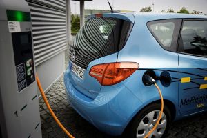 Elektroautos stehen für nachhaltige Mobilität. Die Kompetenzen am KIT  sollen sie schneller marktfähig machen. (Foto: KIT) 