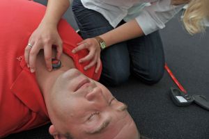 schnelle und sichere Diagnose: Der Erste-Hilfe-Sensor erkennt, ob ein Unfallopfer beatmet werden muss.