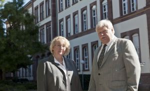 Forschungsministerin Theresia Bauer und KIT-Präsident Professor Horst Hippler  auf dem Ehrenhof des KIT. (Foto: Markus Breig)