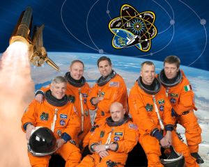 Die Mannschaft des Space-Shuttle Flugs STS-134 im Uhrzeigersinn: Mark Kelly (Mitte unten), Kommandant; Gregory H. Johnson, Pilot; Michael Fincke, Greg Chamitoff, Andrew Feustel und Roberto Vittori, alle „mission specialists“. (Photo: NASA)