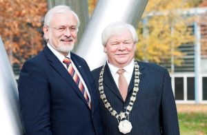 Die KIT-Präsidenten Professor Eberhard Umbach und Professor Horst Hippler (v.l.n.r) begrüßen zur Akademischen Jahresfeier 2011. 