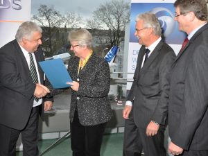 Startschuss für Elektronik-Forschung: Projektleiter Prof. Jürgen Becker (KIT), Bundesforschungsminsterin Annette Schavan sowie Bernhard Gerwert und  Prof. Heinrich Dämbkes von Cassidian. (Foto: Cassidian)