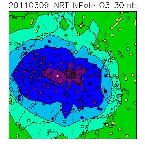 Das Bild vom 9.3.2011 zeigt einen sehr stark reduzierten Ozongehalt in der Stratosphäre über der Arktis (violett und blaue Farben entsprechen sehr geringen Ozonkonzentrationen). Der Ozonabbau hat erst vor kurzem begonnen und wird sich in den nächsten Woch
