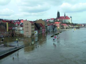 Hochwasser bei Meißen im Jahr 2006: durch den schnellen Anstieg der Pegel  bleibt nur eine geringe Vorwarnzeit für die Bevölkerung. (Foto: GFZ Deutsches  GeoForschungsZentrum)