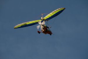 Fliegendes Labor: Im Ultraleichtflugzeug untersuchen die KIT-Klimaforscher Aerosole direkt in Höhe der Abluftfahnen von Kraftwerken. (Foto: Sylwester Arabas)