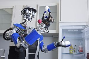Der Roboter ARMAR reagiert auf Sprache und Gesten von Personen und  orientiert sich selbstständig in der Küche. (Bild: Wolfgang Schaible/KIT)