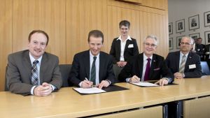 Memorandum of Understanding unterzeichnet: Dr. Herbert Diess, Mitglied des Vorstands der BMW AG (2.v.li.) und Dr. Peter Fritz, Präsident für Forschung und Innovation des KIT (3. V. li.).Hendrik Lang, Vice President BMW (li.), Dr. Joachim Knebel, Chief Sci