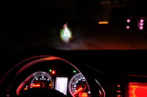 Bringt Licht ins Dunkle: Das Fahrerassistenzsystem markiert Personen und Wild und  hilft so, Unfälle zu vermeiden. (Foto: Marko H. Hörter, KIT)