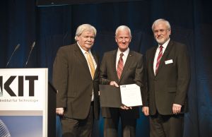 Professor Manfred Popp (Mitte) erhielt die erste KIT-Ehrenbürgerwürde von den  Präsidenten Professor Horst Hippler (links) und Professor Eberhard Umbach (rechts)  (Foto: Markus Breig) 