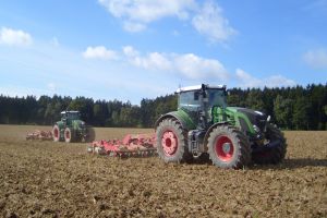 Ein Traktor übernimmt bemannt die Führung, der zweite Traktor folgt unbemannt und vollautomatisch – so funktioniert die elektronische Deichsel EDA. (Foto: KIT, Lehrstuhl für Mobile Arbeitsmaschinen) 