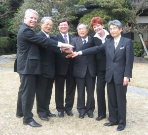 Von links nach rechts: Prof. Dr. Bernhard Eitel (Heidelberg), Prof. Hiroshi Matsumoto (Kyoto), Prof. Volker Saile (KIT), Prof. Akihisa Inoue (Tohoku), Prof. Hiltraud Casper-Hehne (Göttingen), Prof. Toshio Hirano (Osaka). (Foto: Universität Göttingen)