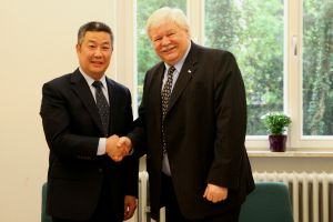 Unterzeichneten heute das Memorandum of Understanding: Zhao Changlu, verantwortlich für Außenbeziehungen am BIT, und KIT-Präsident Professor Horst Hippler (Foto: Gabi Zachmann) 