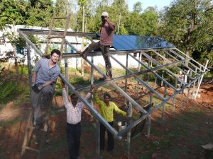 Die Photovoltaikanlage, hier noch im Aufbau, beliefert das Ausbildungszentrum  im Dorf Gonasika mit Strom aus der Sonne. (Foto: EWB)