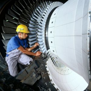 Gasturbine: Je höher der Wirkungsgrad, desto größer die Energieeffizienz.  Neue Materialien können dazu beitragen, den Wirkungsgrad von Turbinen zu erhöhen.   (Foto: Christian Kuhna, Siemens ).