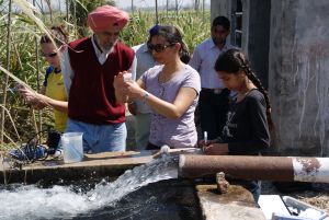 Entnahme von Wasserproben mit indischen Forschern zur Bestimmung der  Gehalte von unter anderem Selen und Arsen. (Foto: IMG)