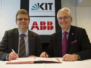 Vice President Dr. Peter Fritz (right) and Dr. Peter Terwiesch, CEO of ABB AG, signing the cooperation agreement. (Photo: KIT)