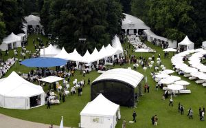 Der Park des Schlosses Bellevue als Messe- und Ausstellungsgelände: bei der vierten „Woche der Umwelt“ am 5. und 6. Juni (Foto: DBU)