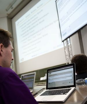 Untertitel auf dem Laptop: Mit dem simultanen Übersetzungssystem können ausländische Studierende deutschen Vorlesungen leichter folgen (Foto: Sandra Göttisheim)