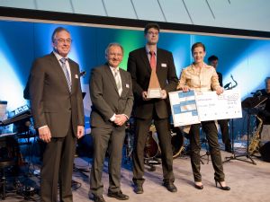 Dr. Alexandra Matzke and Dr. Matthias Klaften with the awards handed over by Peter Hofelich, member of state parliament, and Dr. Tilman Schad, CEO of bwcon (from right to left). (Photo: bwcon)