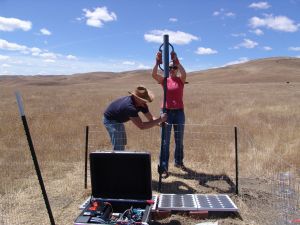 Rebecca Harrington, Geophysikalisches Institut, und Peter Duffner, Schwarzwald-Observatorium Schiltach, errichten eine seismologische Messstation bei Cholame, Kalifornien (Foto: Werner Scherer, KIT)