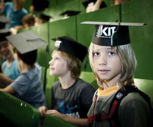 Kleine Wissenschaftler ganz groß: die KIT-Kinder-Uni bietet den jungen Studierenden spannende und lehrreiche Einblicke in die Forschung. (Foto: KIT)