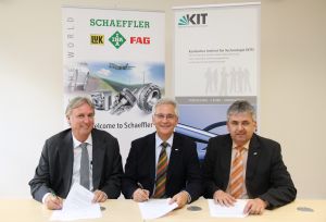 Unterzeichneten das MoU: Professor Peter Gutzmer von der Schaeffler AG, Dr. Peter Fritz und Dr. Ulrich Breuer vom KIT (v.l.n.r.).  (Foto: Gabi Zachmann, KIT)