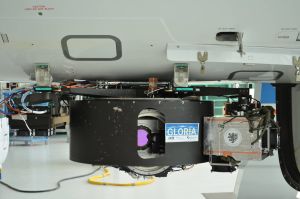 Das Infrarotspektrometer GLORIA nach der Montage unter dem Rumpf von HALO. (Foto: KIT)