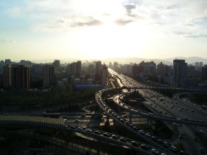 Straßenszene in Beijing. Mehr als die Hälfte der Menschen weltweit leben in Städten.  (Foto: KIT, Stefan Norra) 