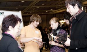 Austausch mit Studierenden, Professorinnen und Professoren – auch dazu bietet  die Erstsemesterbegrüßung den Studienanfängerinnen und –anfängern Gelegenheit.  (Foto: Sandra Göttisheim)