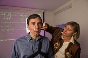 Elektroden zeichnen die Muskelbewegungen auf, über Mustererkennungsverfahren schließt Tanja Schultz (rechts) von den Signalen zurück auf lautlos Gesprochenes (Foto: Nils Gräber)